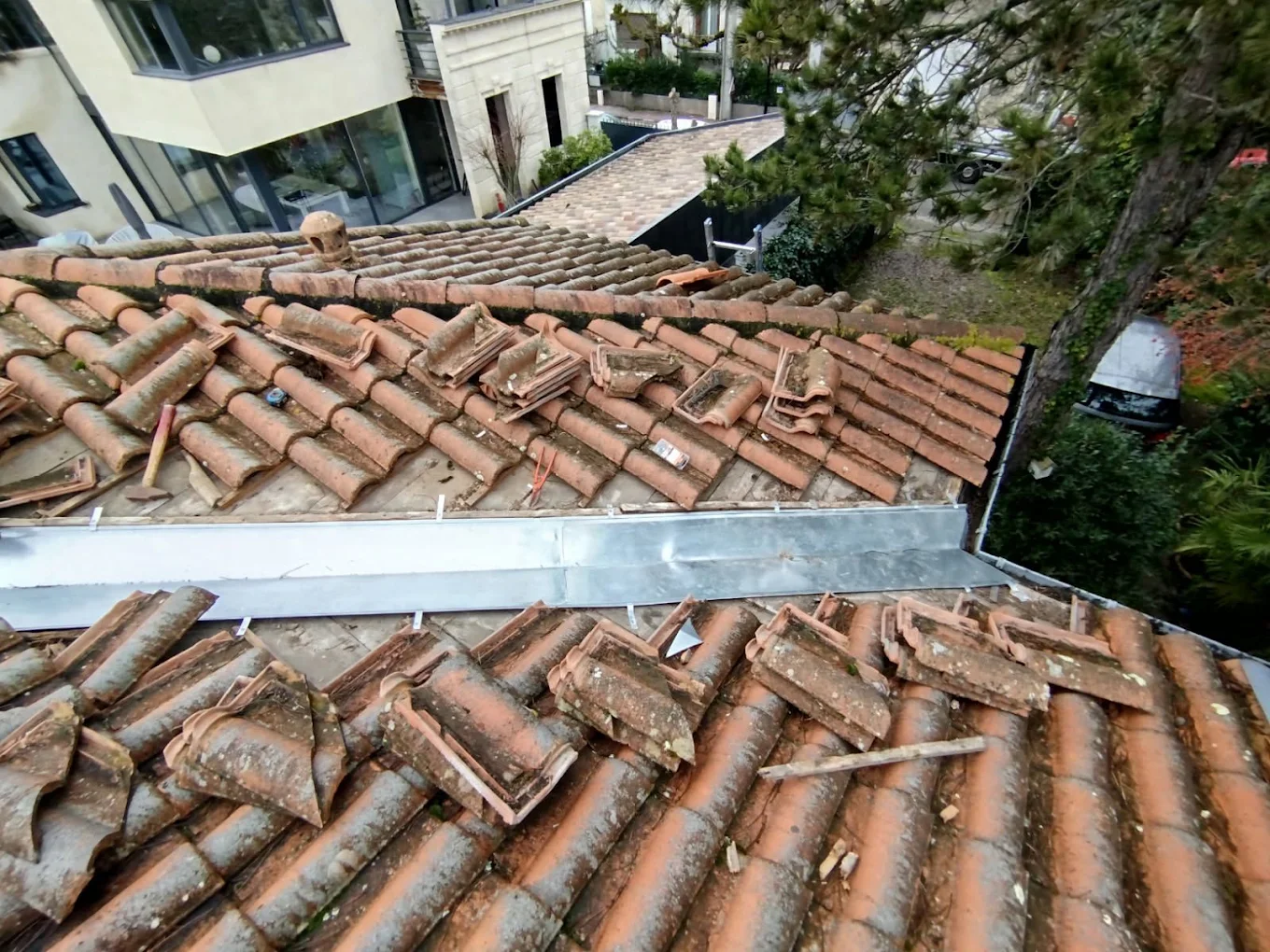 Travaux de zinguerie sur toiture en tuiles à Bordeaux, pose de zinc